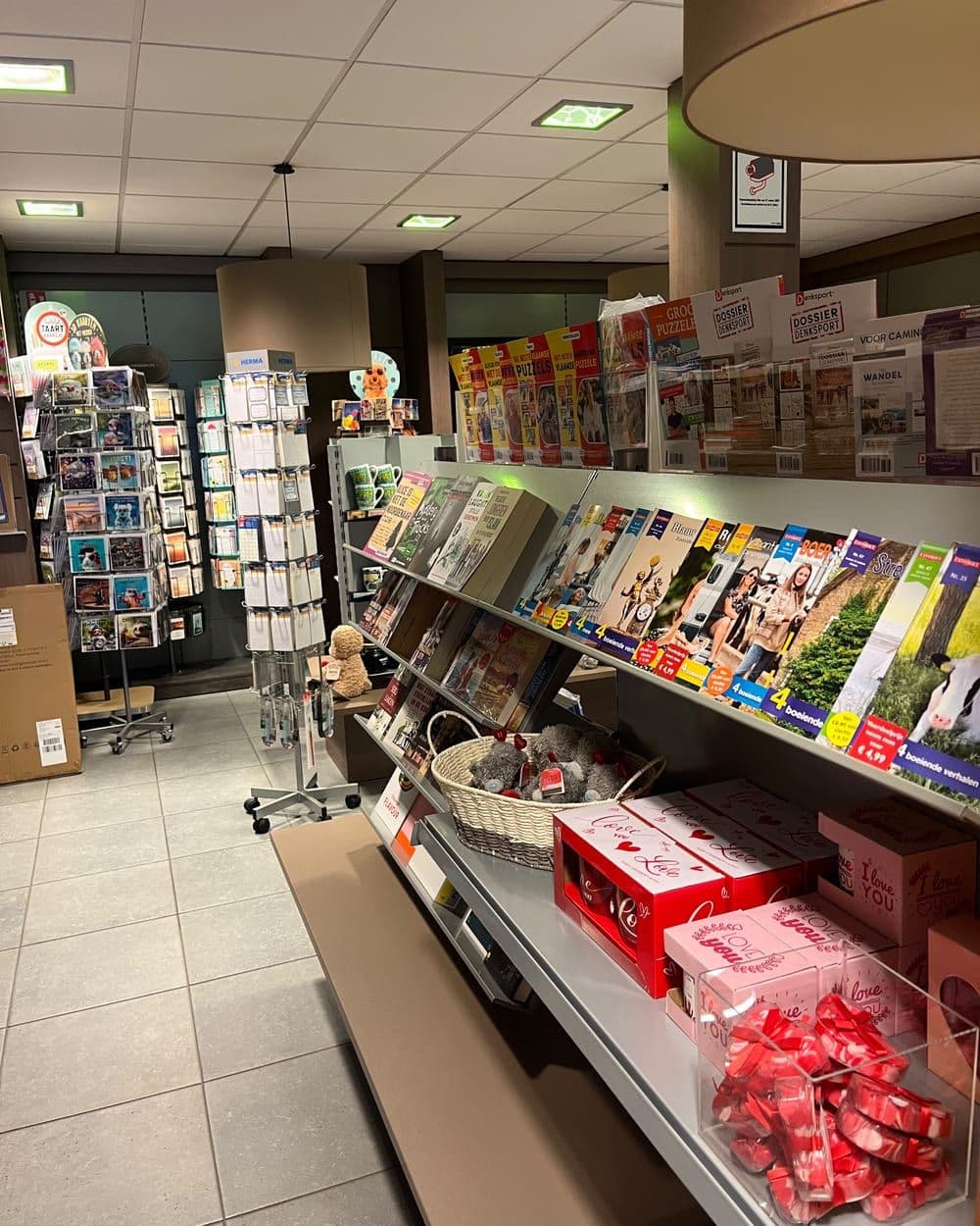 Het tijdschriftenrek met kaarten ernaast