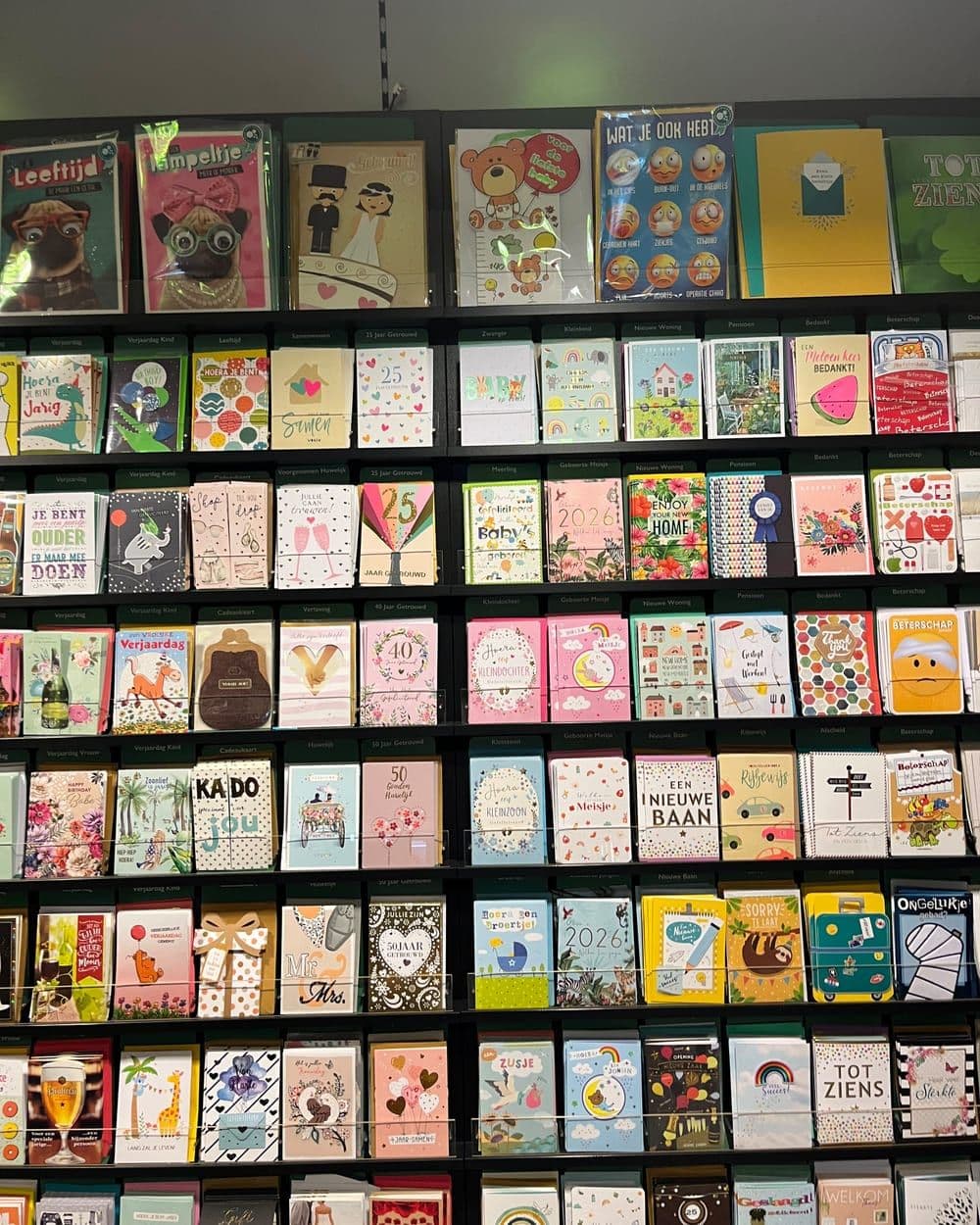 Een wand vol wenskaarten, per gelegenheid gesorteerd